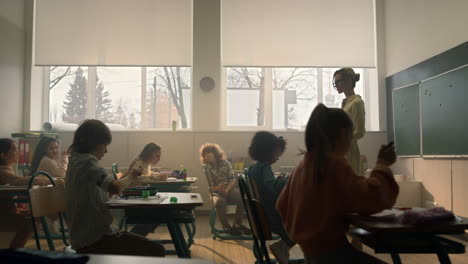 Kinder-Lernen-In-Der-Schulklasse.-Lehrerin-Steht-Vor-Der-Klasse