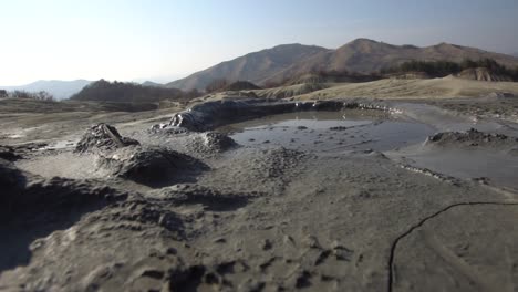 Interesante-Vista-Volcán-De-Barro-Burbuja-Hirviendo