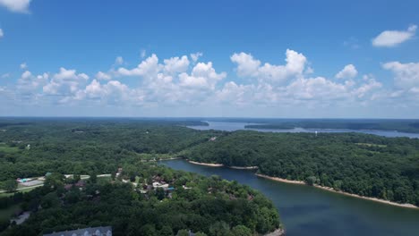 Vista-Aérea-Del-Lago-Monroe-En-Un-Brillante-Camino-De-Verano-Con-Nubes-Blancas-Llenando-El-Cielo-Azul