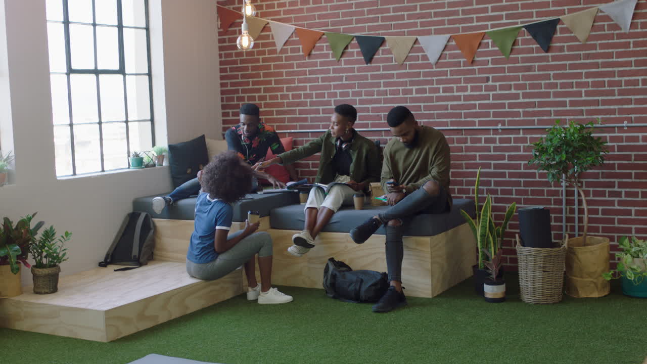 estudiantes de negocios afroamericanos se reúnen, hacen lluvia de ideas, trabajan juntos en proyectos, comparten ideas en el lugar de trabajo moderno de la oficina.