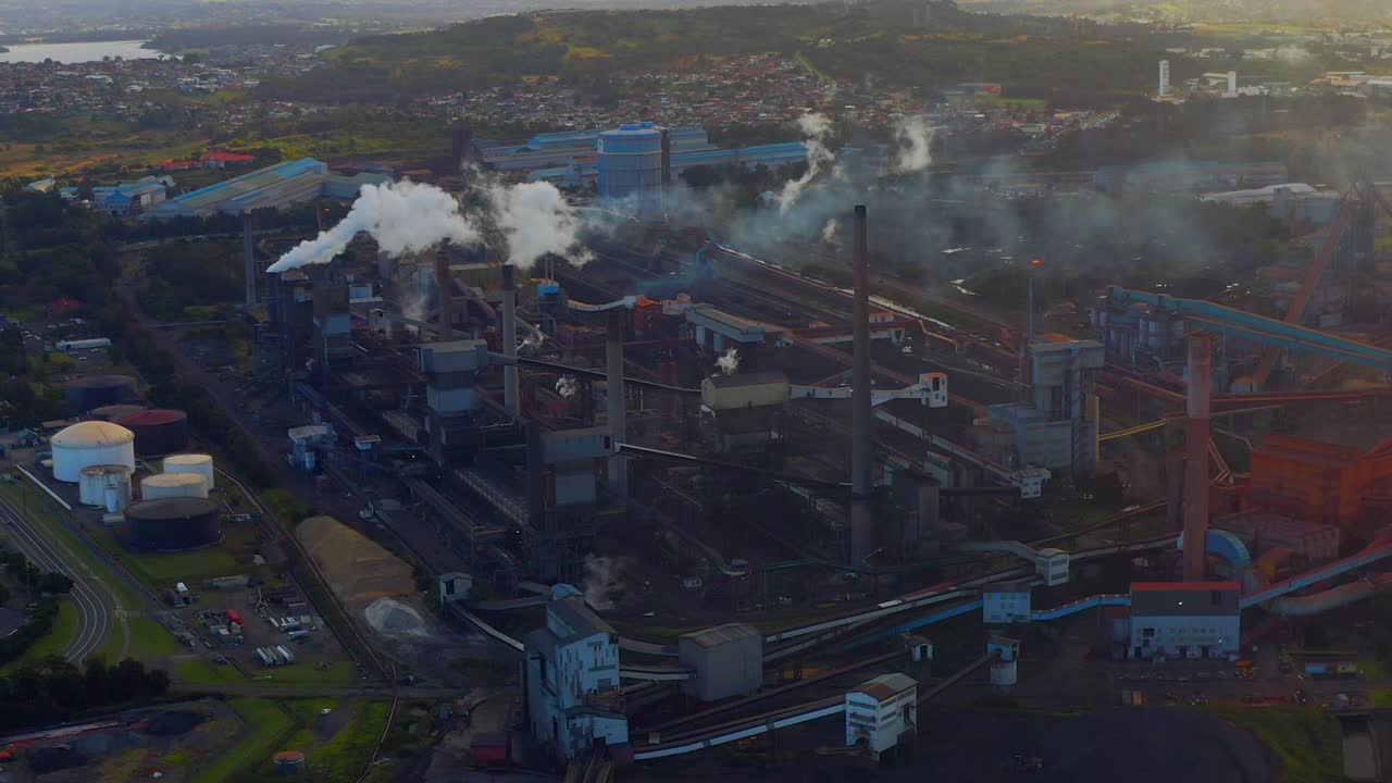humo saliendo de la fábrica de acero en wollongong australia - toma aérea