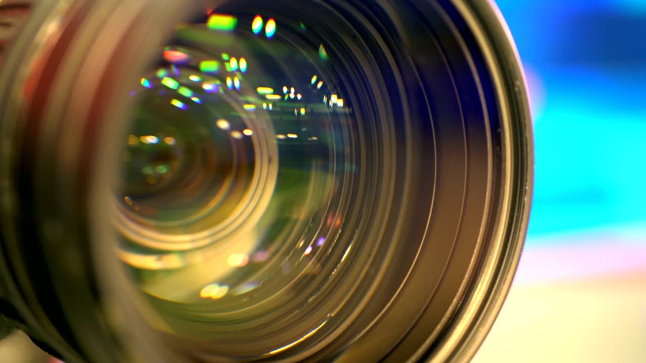 Una vista macro di un obiettivo fotografico funzionante