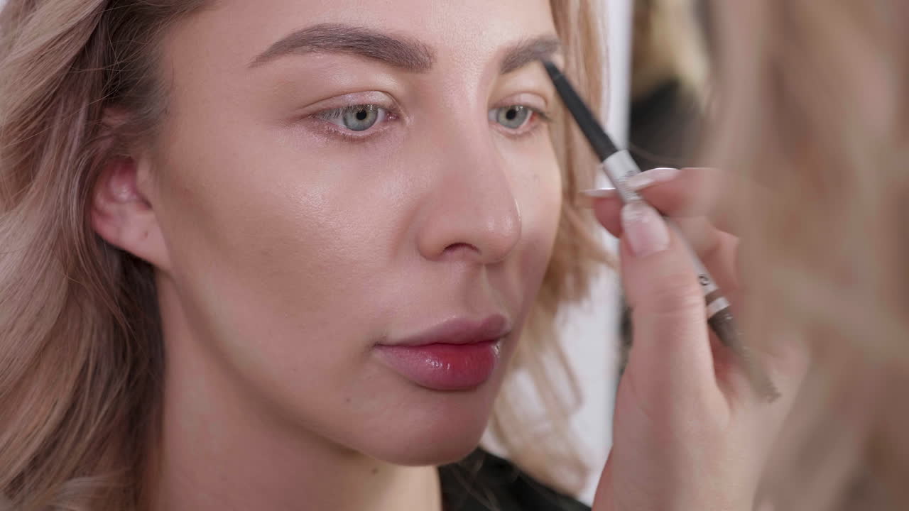 una mujer haciendo su maquillaje.