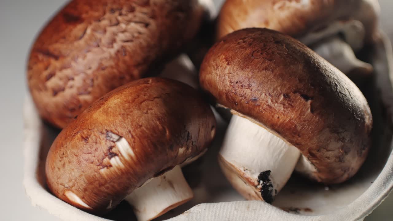 setas frescas de champignon gran portobello, macro, vista lateral, fondo, chef hombre tiene comida de supermercado.
