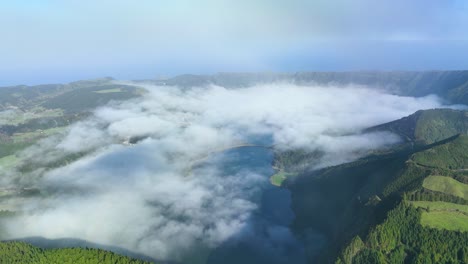 inversión de nubes en el cráter volcánico sete cidades, sao miguel