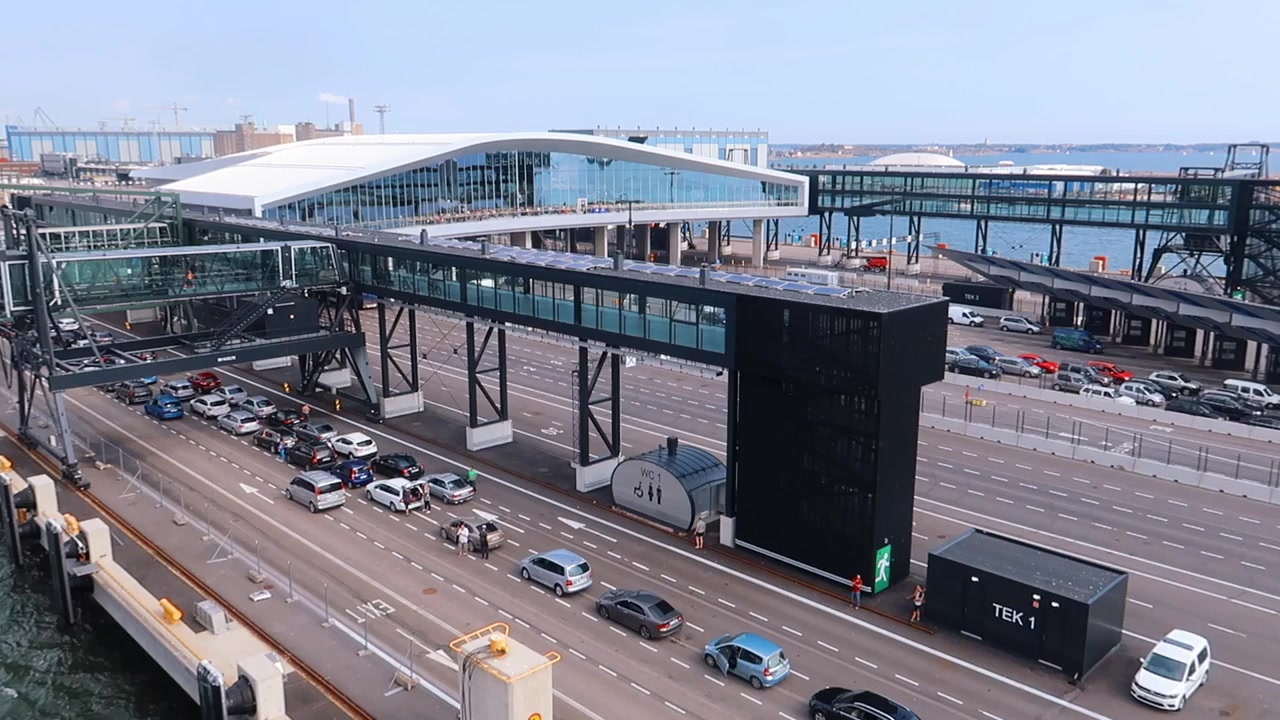 Bevægende optagelse af Helsinkis færgeterminal set oppefra.