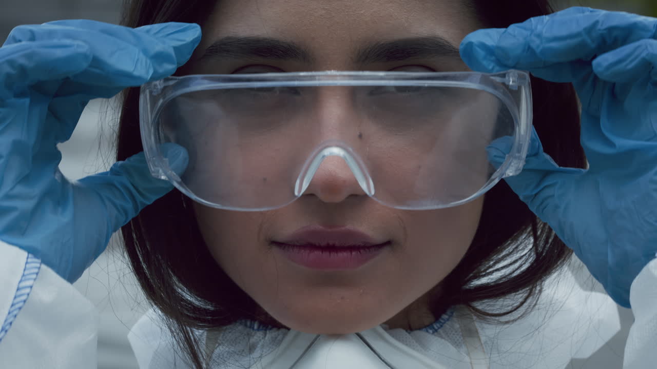 mujer con equipo de protección