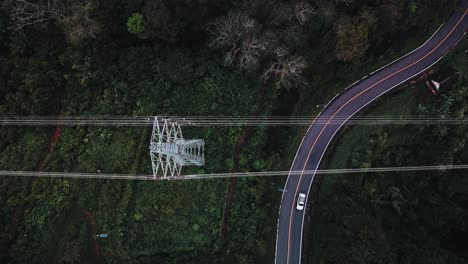 Vista-De-Arriba-Hacia-Abajo-De-La-Línea-Eléctrica,-Movimiento-Lento