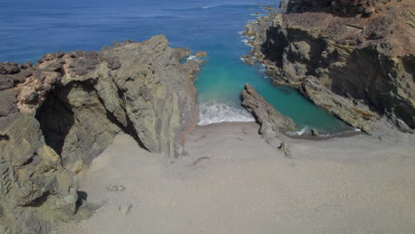 Isla-De-Fuerteventura:-Vista-Aérea-Sobre-La-Playa-Del-Jurado-Y-Su-Famoso-Arco