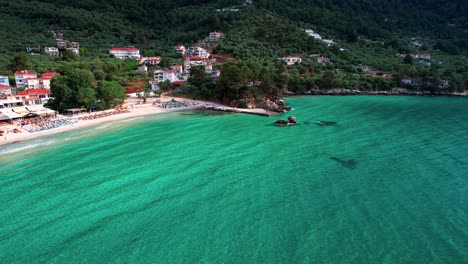 Blick-Von-Oben-Auf-Den-Wunderschönen-Goldenen-Strand-Mit-Lebendigem-Türkisfarbenem-Aquarell-Und-üppiger-Vegetation,-Insel-Thassos,-Griechenland,-Europa