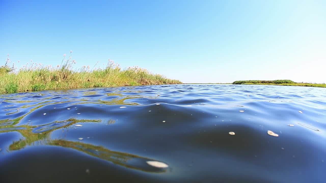 보츠와나의 잠베지 강을 향한 초베 강과 측면 수로의 낮은 각도