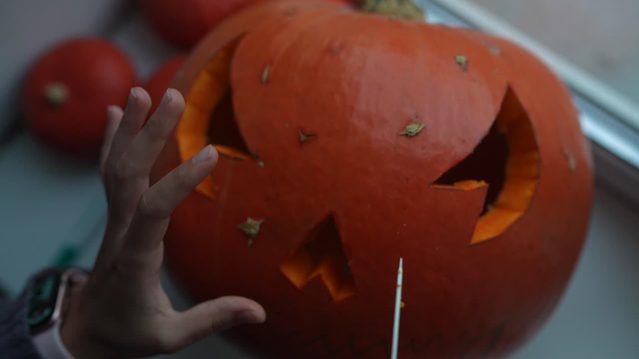 tallando una calabaza de halloween