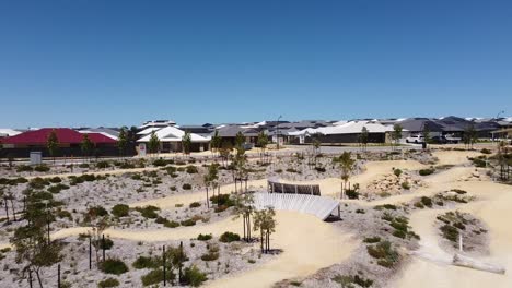 Vista-Aérea-De-Senderos-Para-Bicicletas-De-Montaña-Con-Casas-Nuevas-En-El-Fondo,-Perth,-Australia