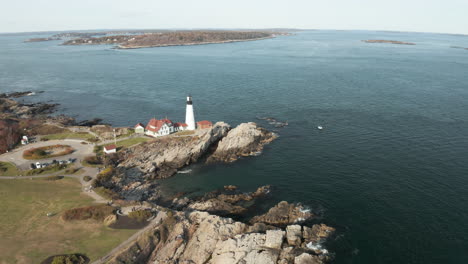 toma aérea de la luz principal de portland maine, isla de cushing en segundo plano