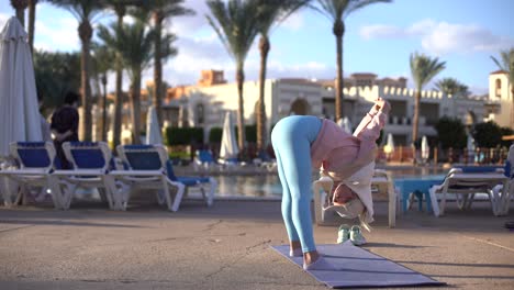 Frauen-Trainieren-Yoga-Draußen-In-Der-Nähe-Des-Pools.-Sport--Und-Gesundheitskonzept.