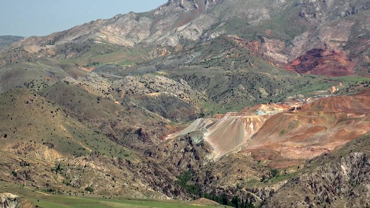 Vista panoramica di un paesaggio montano colorato e di una miniera a cielo aperto