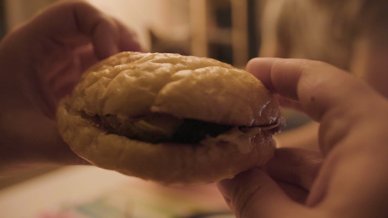 햄버거를 들고 있는 사람