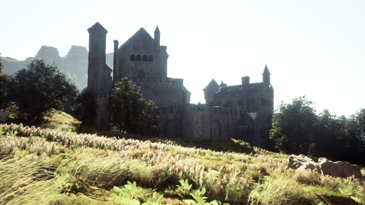 antiguo castillo en un valle de montaña