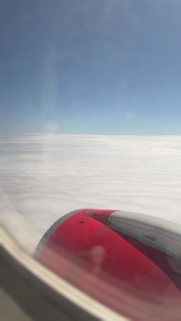 vista desde una ventana de un avión sobre nubes esponjosas