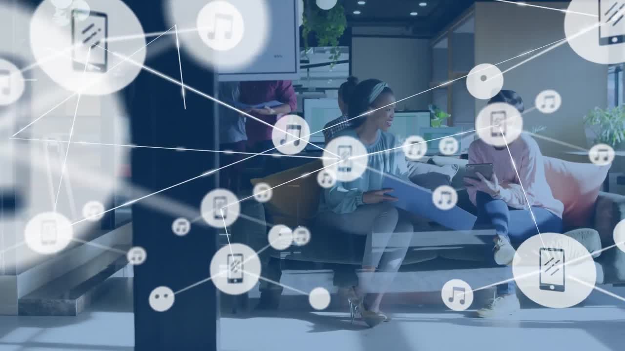 사무실에서 토론하는 두 명의 다양한 여성에 대한 디지털 아이콘 네트워크의 애니메이션