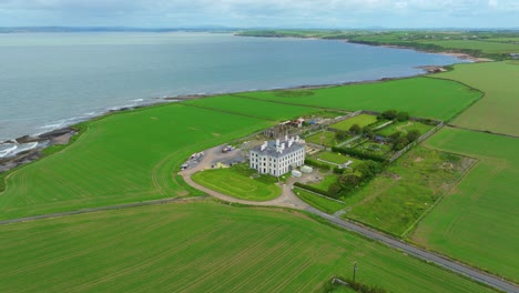 Irland,-Epische-Orte,-Hook-Head,-Wexford,-Drohnenumlaufbahn-Von-Loftus-Hall,-Waterford-Mündung-Und-Dunmore-East-Im-Hintergrund