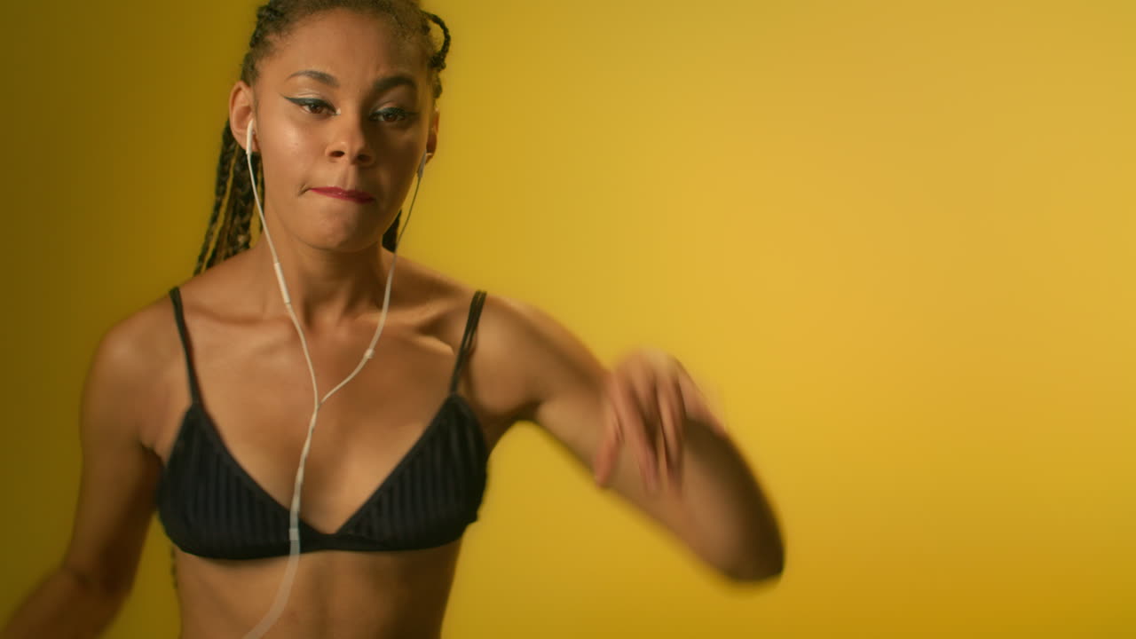 mujer afroamericana escuchando música con auriculares