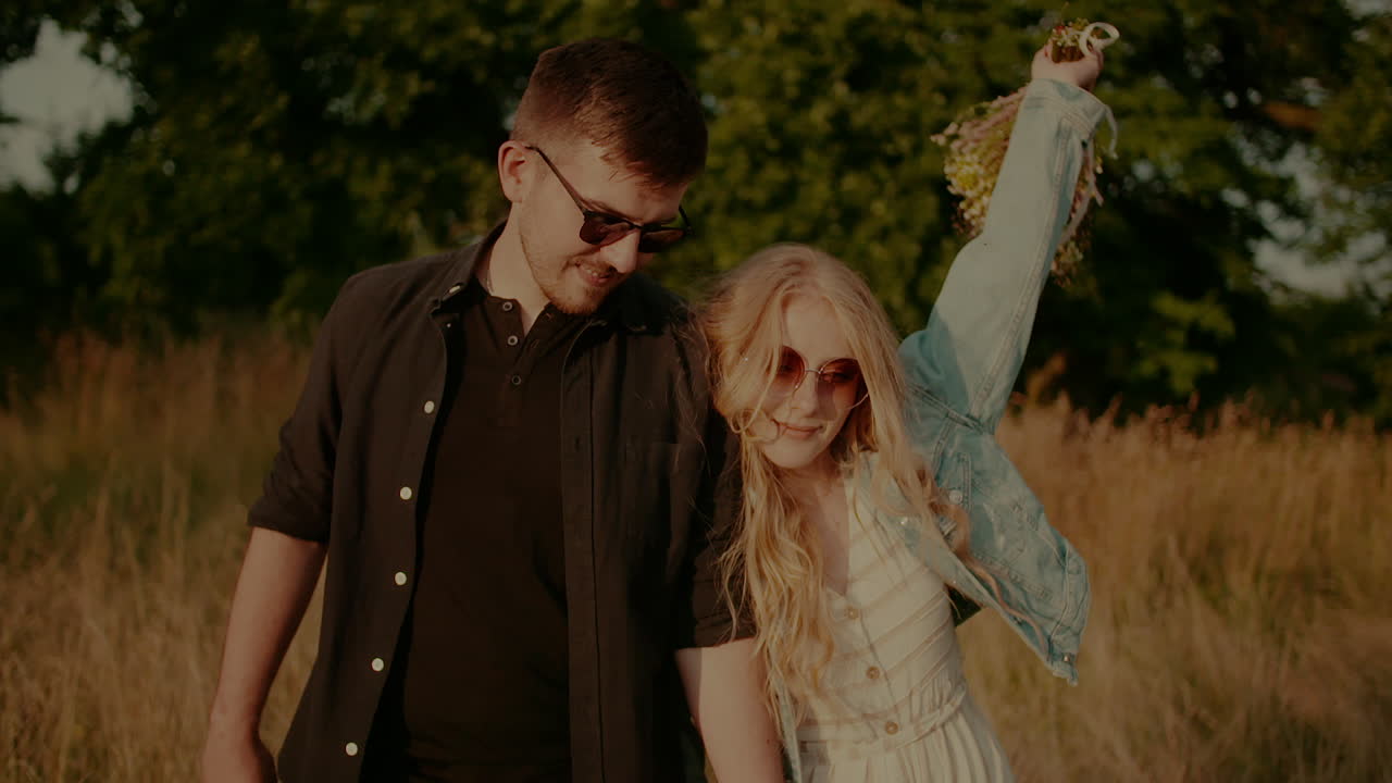 여름 7에 야외에서 걷고 웃는 즐거운 커플