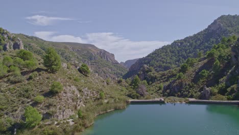 laguna de alta montaña al mediodía