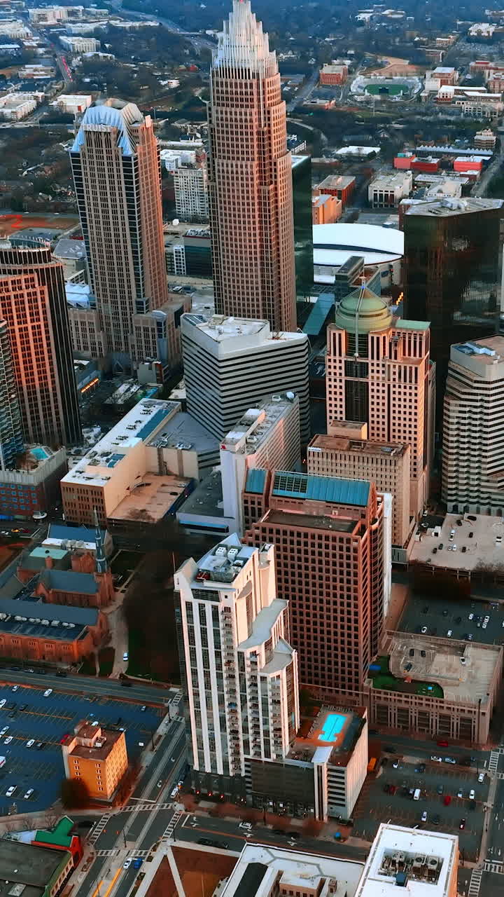 Avvicinandosi all'uptown densamente costruito di Charlotte, Carolina del Nord. Riprese drone sopra la moderna città americana. Video verticale