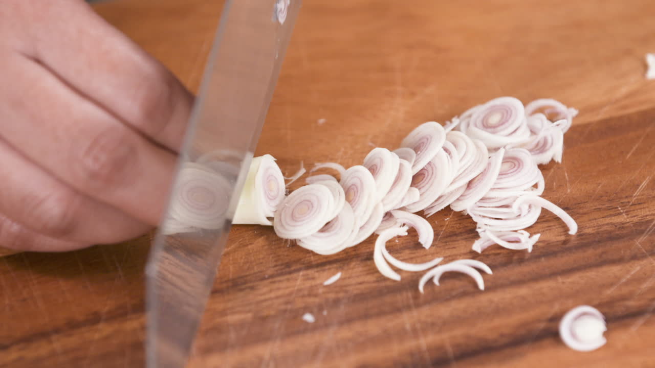 мелко нарезать лемонграсс ножом, мелко нарезать лемонграсс, нарезать тонкими ломтиками, крупным планом