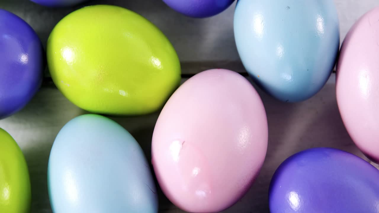 huevos de pascua multicolores en una superficie de madera
