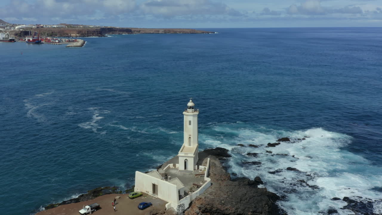 el faro donna maria pia en la isla de santiago en cabo verde, áfrica occidental fue fotografiado por un dron aéreo.
