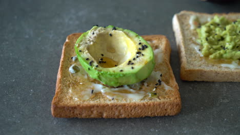 Tostadas-De-Pan-Integral-Con-Aguacate