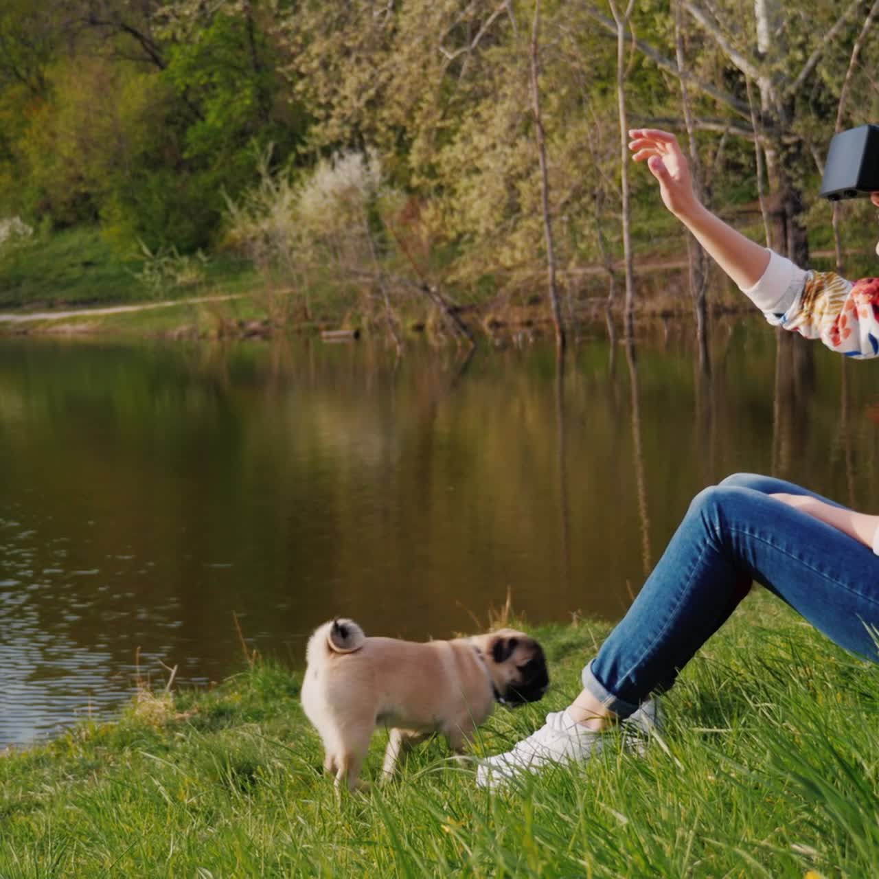 가상 현실에서 젊은 여자