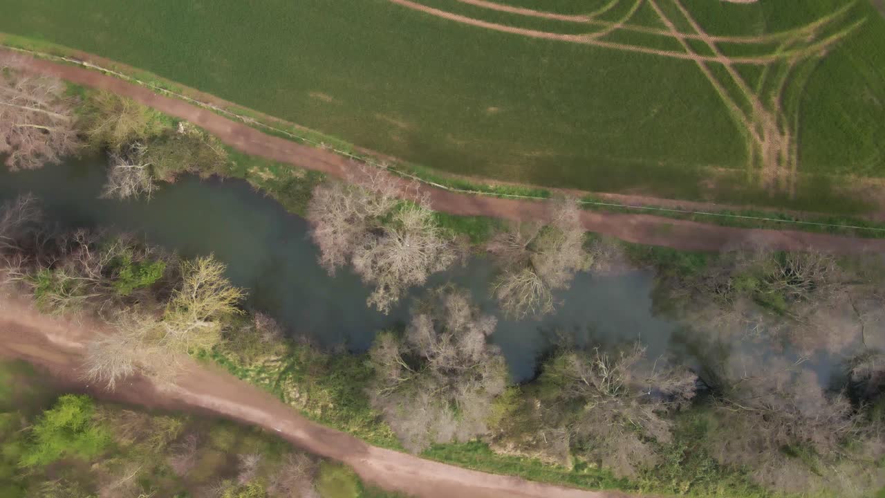 톤턴 서머셋에 있는 프렌치 위어 공원 근처의 강 톤 위로 날아가는 4k, 왼쪽으로 회전하는 드론