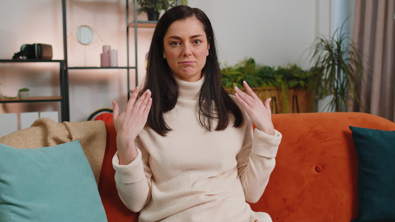 joven preguntando por qué qué razón del fracaso demostrando incredulidad irritación por los problemas