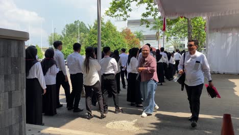 many people took the civil servant candidate acceptance test which was held simultaneously in a government building.