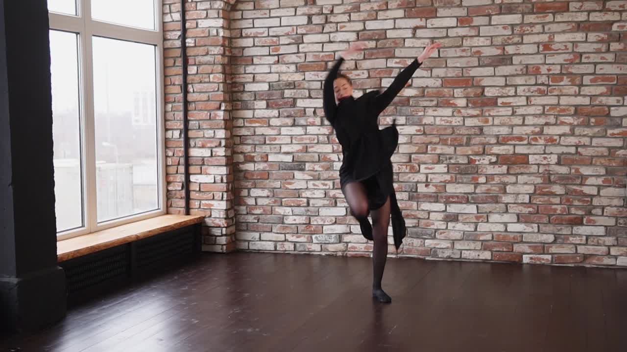 bailarina de ballet practicando en un estudio