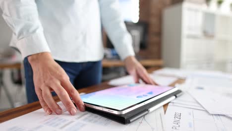 mujer estudiando información en una tableta digital en la oficina película 4k en cámara lenta