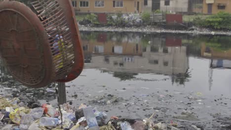 basura en agua nigeria 02