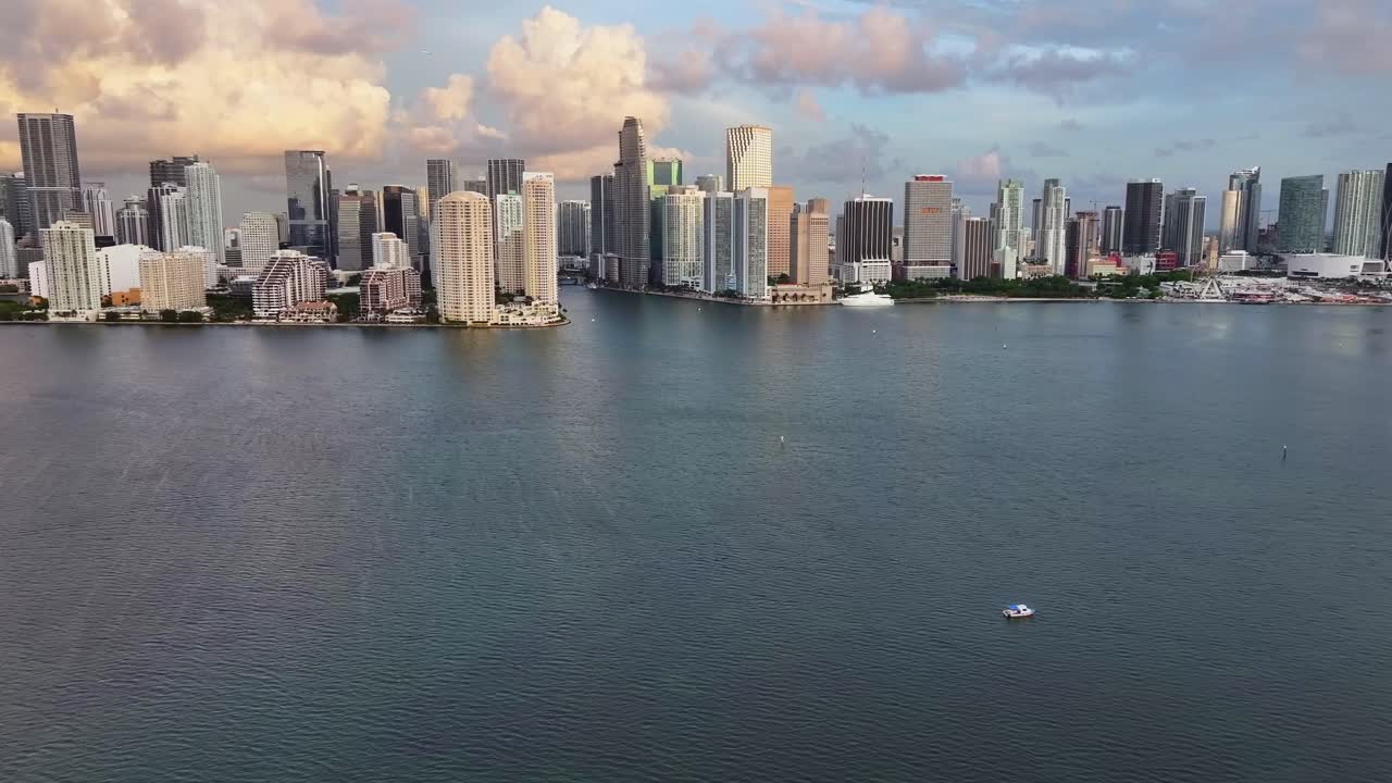 drone acercándose a la vista del horizonte del centro de miami durante el amanecer dorado
