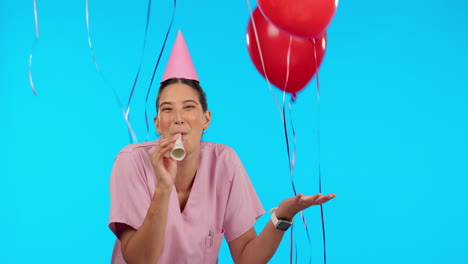 cumpleaños, cuerno de fiesta y globos con una mujer