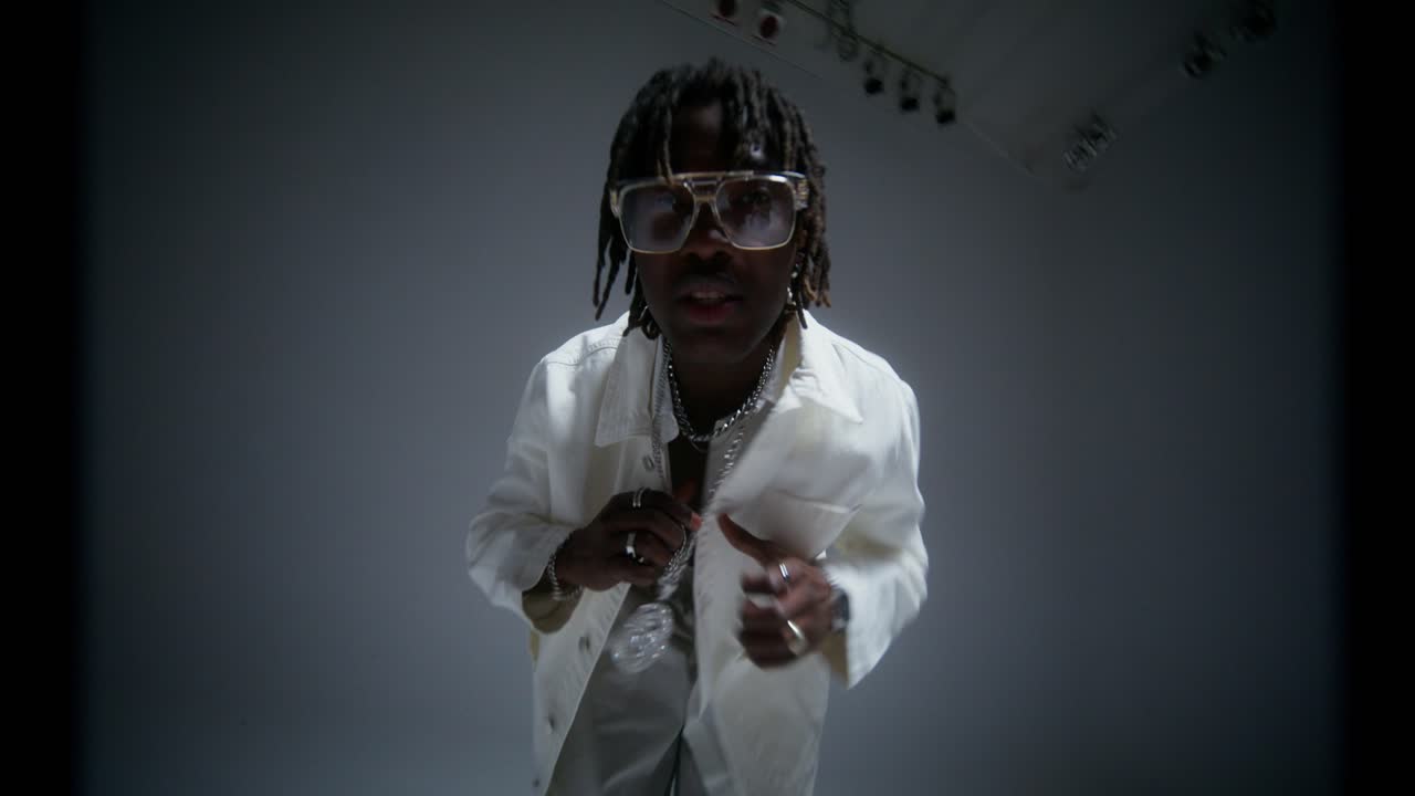 el retrato de un artista de hip-hop elegante