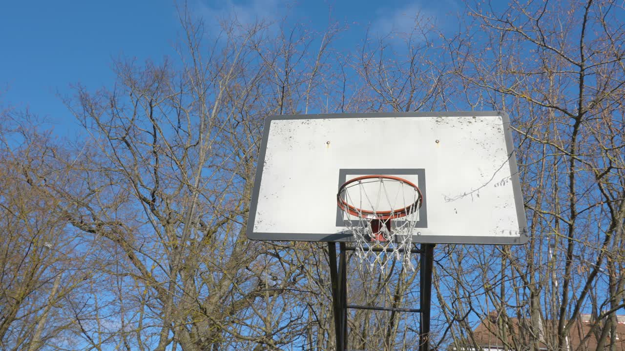 el anillo de baloncesto alto en el patio de recreo