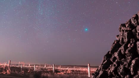 Lapso-De-Tiempo-De-Una-Pila-De-Turba-En-Una-Noche-Iluminada-Por-La-Luna