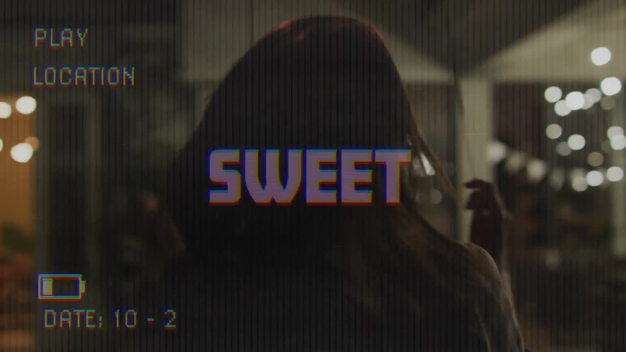 animación de texto dulce en la pantalla de una cámara de video con interfaz digital filmando a una mujer con chispas