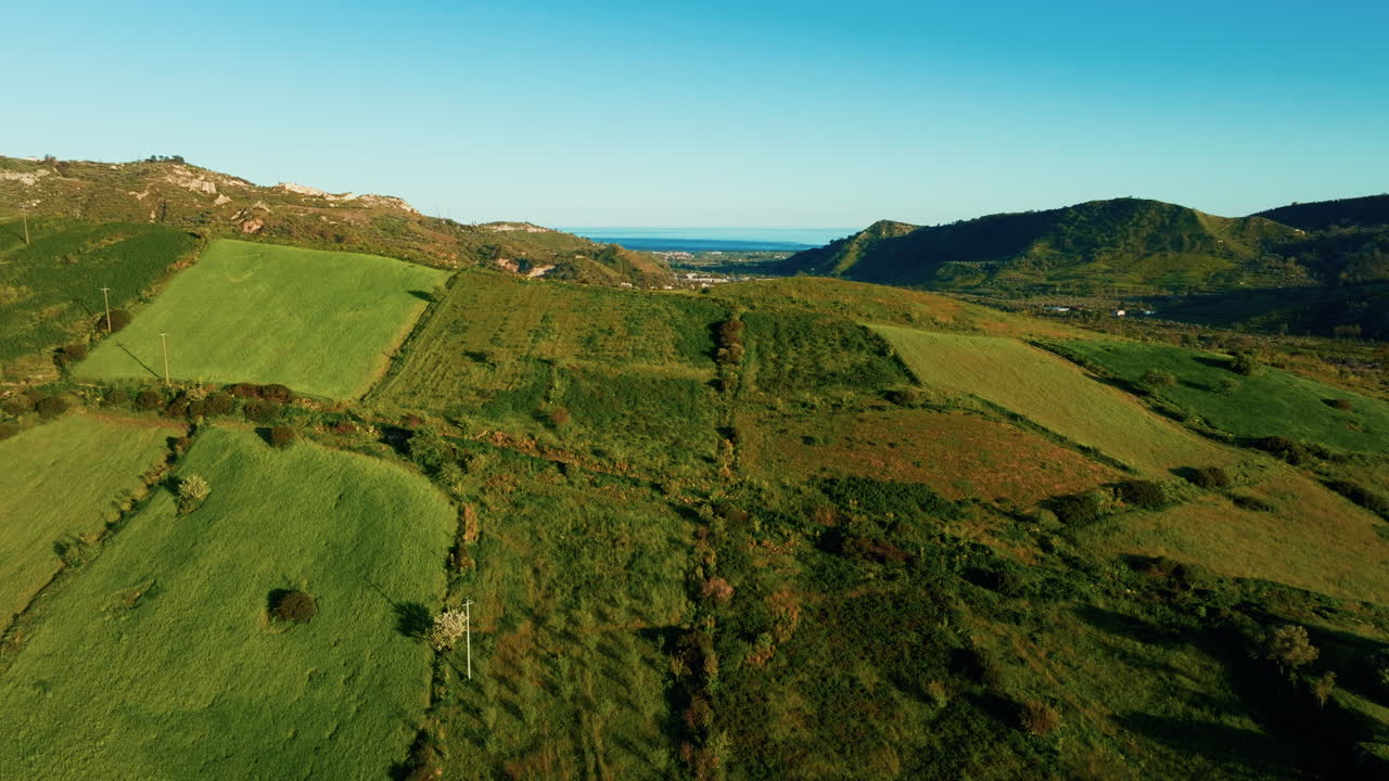 Vista aerea della natura collinare incontaminata in Calabria
