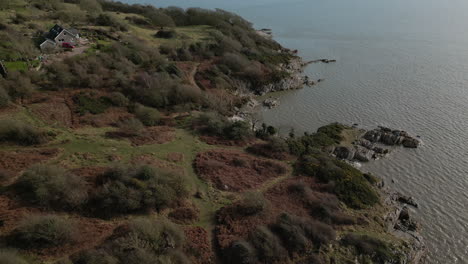 volando sobre la accidentada costa inglesa de invierno para revelar una playa aislada de grava en el punto silverdale de jenny brown, reino unido