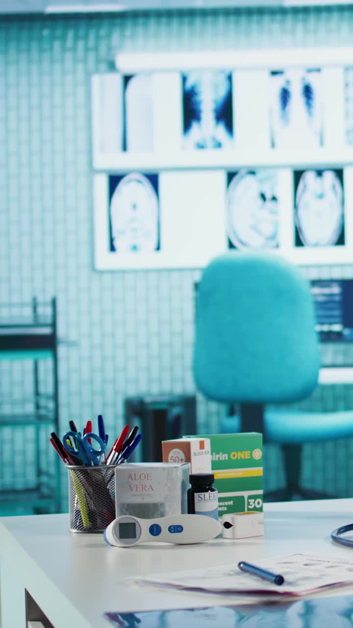 Prázdná lékařská ordinace s diagnostickými snímky a vybavením