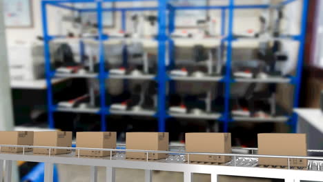 animación de cajas de cartón en cinta transportadora en el almacén